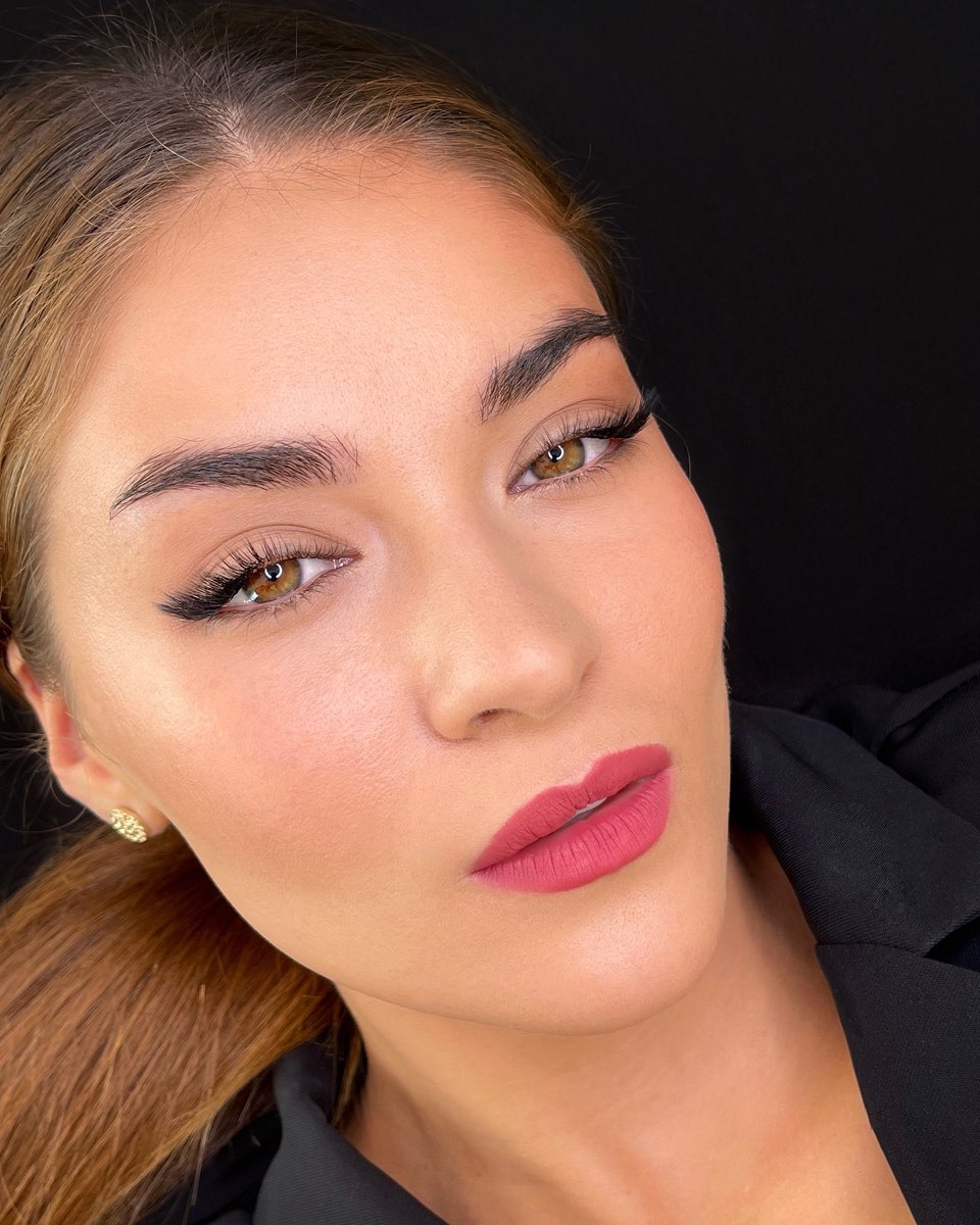 Nora de Paula eyelash extensions work