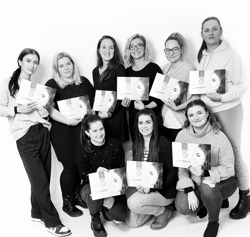 Nora de Paula lash-course graduates with their certificates